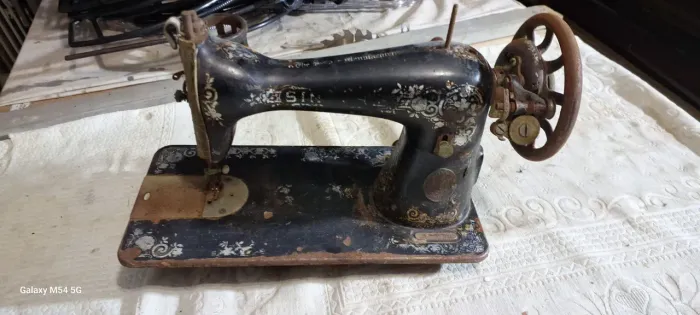 Máquina de Costurar Antiga,nao sei se funciona