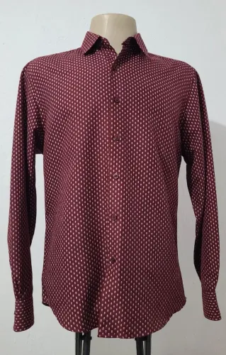 Camisa social vinho tamanho 4 slim, bonita, elegante, bem confortável, tecido macio. 