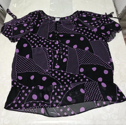 Blusa feminina estampada com detalhes em roxo