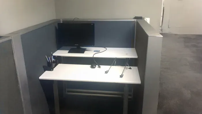 Mesa Ergonômica de tampo duplo de altura regulagem entre 70cm a 100cm;
