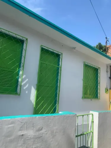 Alugo casa com 2 quartos no Centro de Manaus, segura e bem localizada<br>