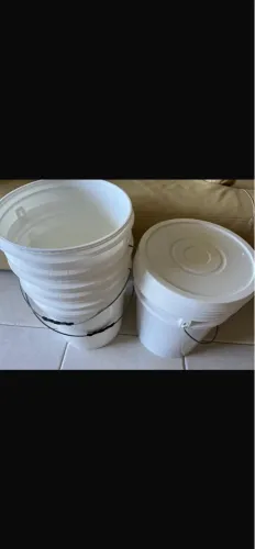 Baldes Plásticos com Tampa - Ideal para Diversos Usos