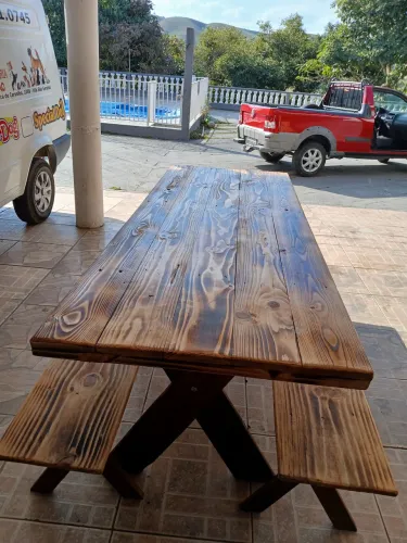 Mesa de madeira rústica com bancos