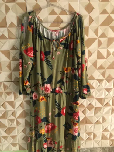 Vestido Longo Floral com Decote em V e Detalhe nas Mangas
