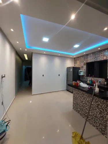 VENDO EXELENTE CASA, EM ACABAMENTO DE 1° QUALIDADE..