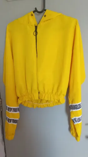 Corta vento amarelo 