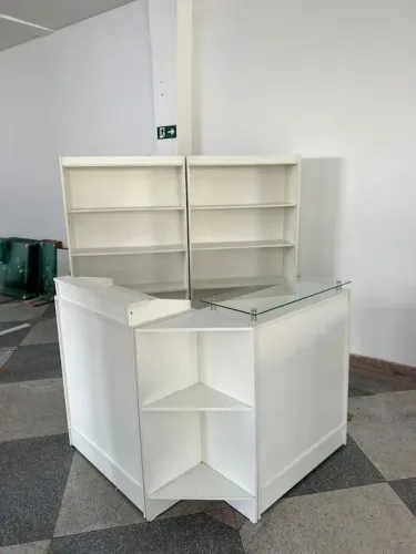 Balcão de Loja com Prateleiras e Vitrine MDF