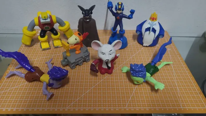 Bonecos de personagens de desenhos animados