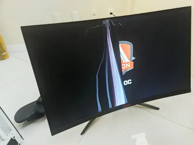 Monitor AOC Tela Curva 32" 165Hz Full HD com tela trincada