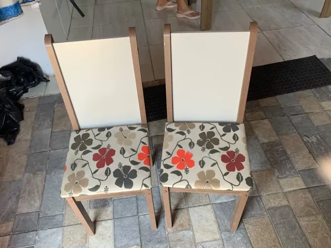 Vendo mesa de jantar pouquíssimo usada . De mdf com vidro em cima