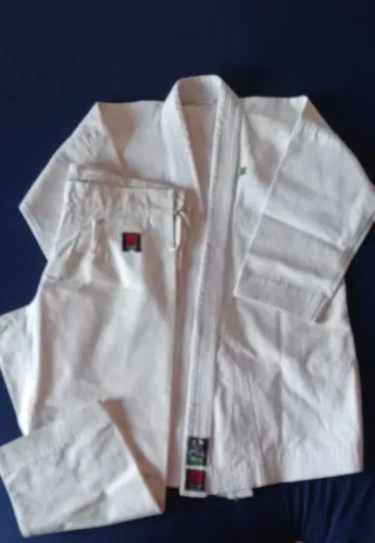 Kimono para atletas de Karatê, na modalidade de Kata, em ótimo estado de conservação.