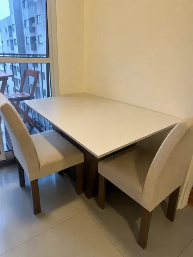 Mesa com 4 cadeiras