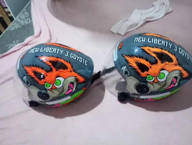 Vende se dois capacetes semi novos