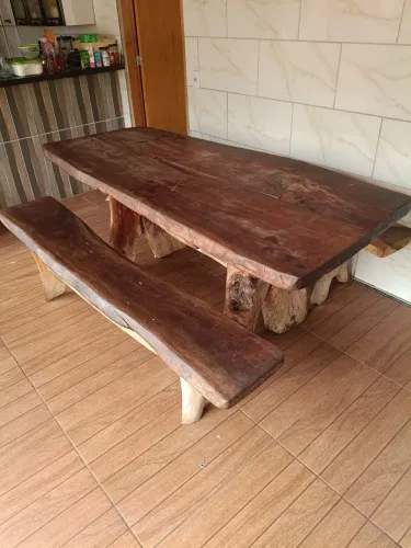 MESA DE MADEIRA COM BANCOS