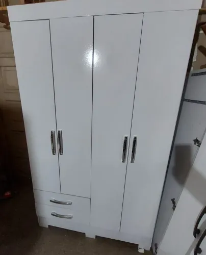 Guarda roupa 4 portas e 2 gavetas