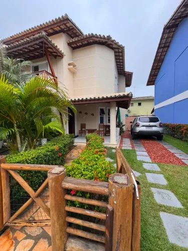 CASA EM CONDOMÍNIO FECHADO COM 3 QUARTOS C/ DEPENDÊNCIA TÉRREA E JARDIM 950.000,00