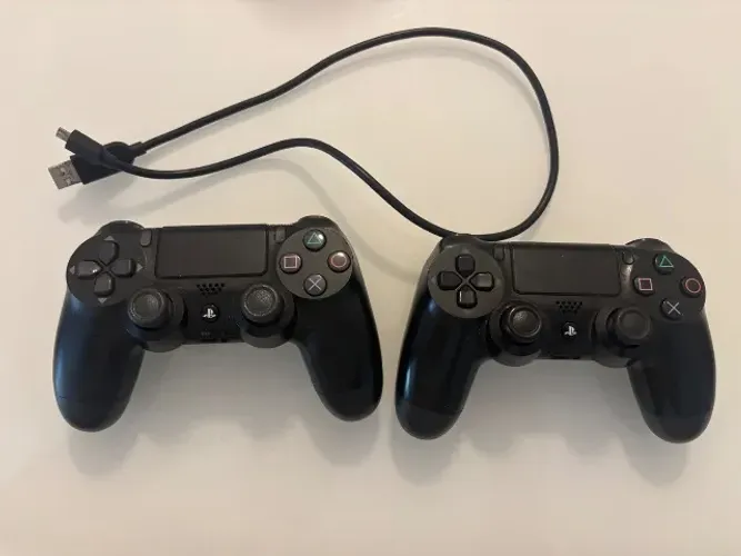 Kit 2 Controles Para Ps4 Sem Fio Dualshock Preto + 1 cabo USB