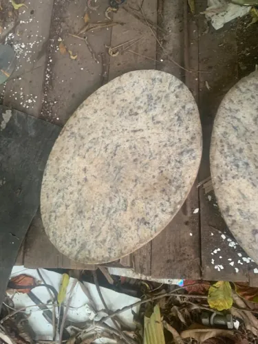 Vendo essas duas pedras de mármore 