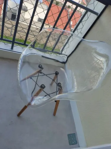 CADEIRA EM ACRÍLICO PARA SALA E ESCRITÓRIO