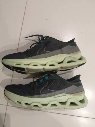 Tênis Skechers Slip-ins confortável e estável
