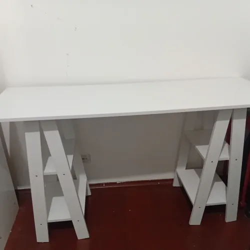 Mesa Escrivaninha Branca com Cavaletes - Home Office / Estudo - 1,36m
