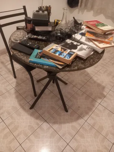 Mesa com uma cadeira tampo de mármore