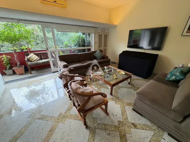 Apartamento à venda no Leblon: vista livre, varandão, 3 quartos e vaga na escritura