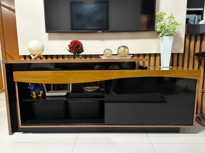 Rack Preto com Madeira Freijó