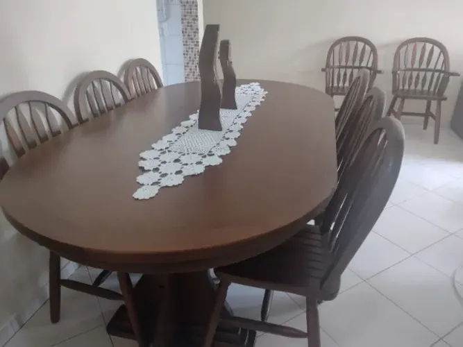 Linda mesa em madeira com 08 cadeiras. Sentados à esta mesa fomos imensamente abençoados!