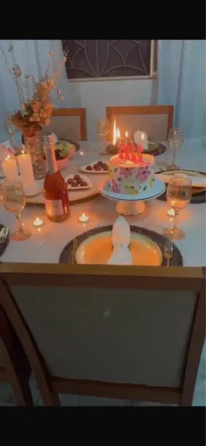 Vendo mesa com as cadeiras 