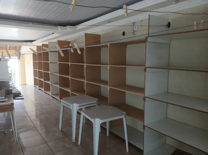 Vendo Prateleiras de MDF cru e Branco15mm com 14mt comprimento por 2.20mt altura R$ 2.850