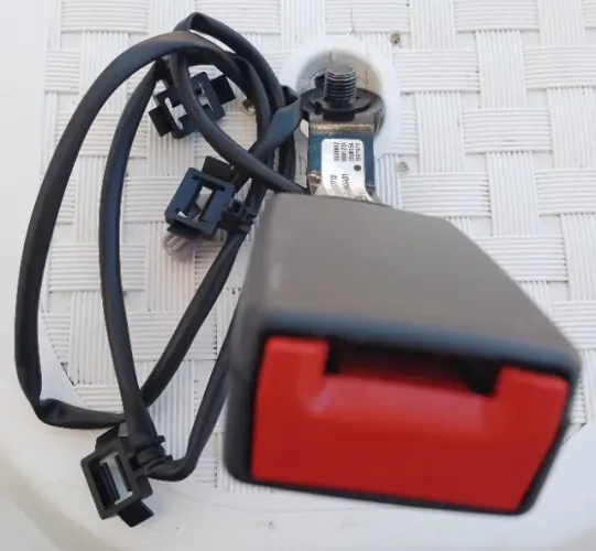 Trava de do sinto de segurança do Fiat Mobi like esquerdo com alarmeo Fiat Mobi like