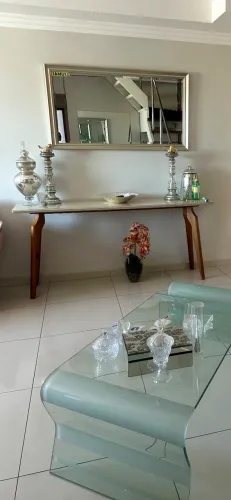 Aparador laqueado com base madeira maciça comprado VIA MÓVEIS LARGURA 1.80 por 80 de altur