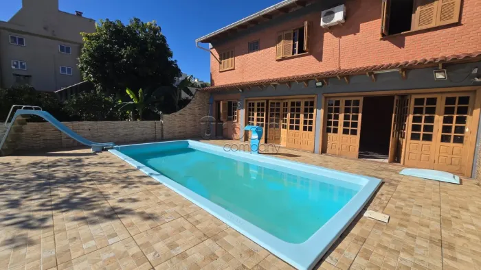 CASA COM PISCINA, 4 DORMITÓRIOS E TERRENO DE 550m² EM CANOAS