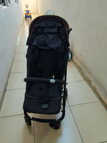 Carrinho de bebê e cadeira de alimentação
