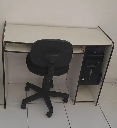 Vendo escrivaninha + cadeira