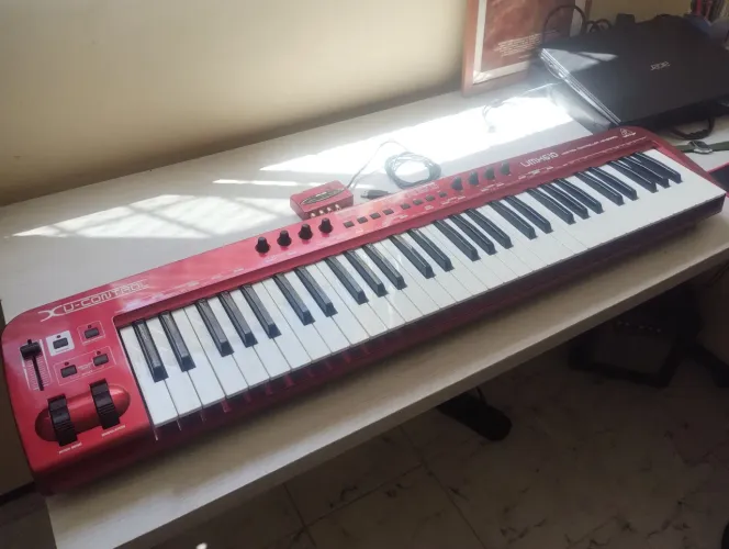 Teclado Controlador USB/MIDI Behringer UMX610