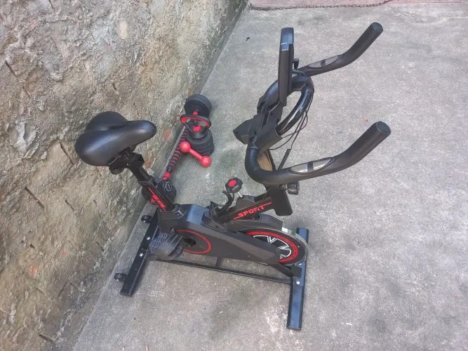 Bike de malhar e pesos 
