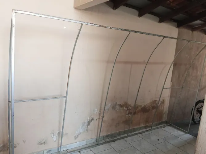 Vendo armações de toldo de 3,50m x 2m. Não entrego.