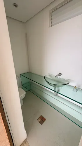 Estrutura/bancada de vidro e a cuba de vidro para banheiro/lavabo