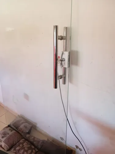 Vendo porta de vidro de correr 1 por 220