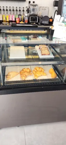 Vitrine Expositora Refrigerada Rodriaço para padarias, cafeterias, docerias, confeitarias