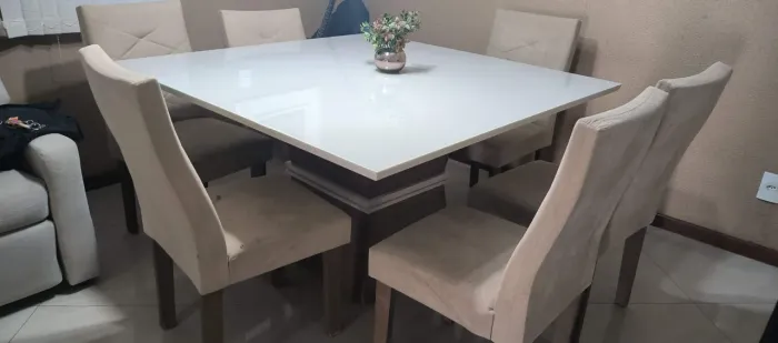 Mesa de jantar 135x135 branca vidro em cima, vai com 6 cadeiras grátis! 