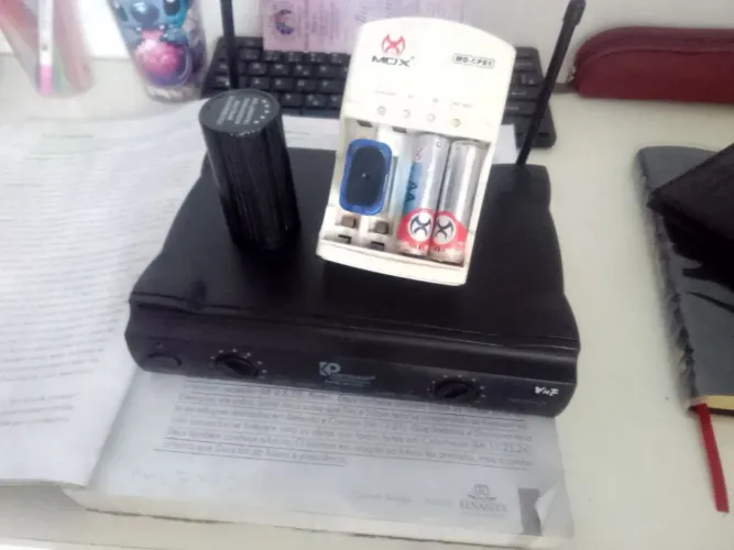 Microfone sem fio mas carregador de pilhas 9V