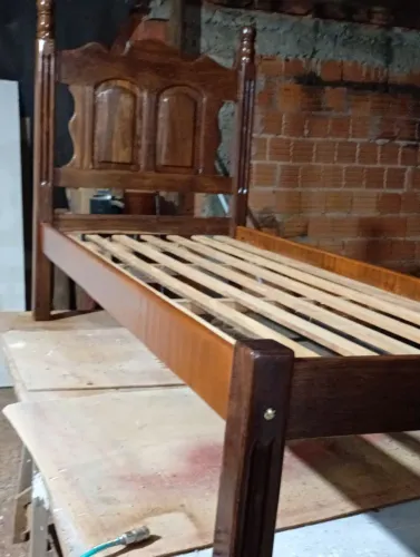Cama de solteiro em madeira maciça sucupira modelo retro