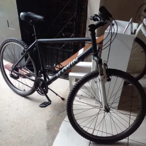 Bicicleta preta com marchas aro 26