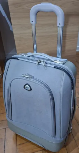 Mala de Viagem Pequena com rodinhas, várias divisórias internas e bolsos externos c/ zíper