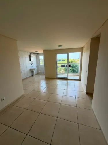 Apartamento 3 quartos e 2 banheiros, bem iluminado com sacada e espaçoso