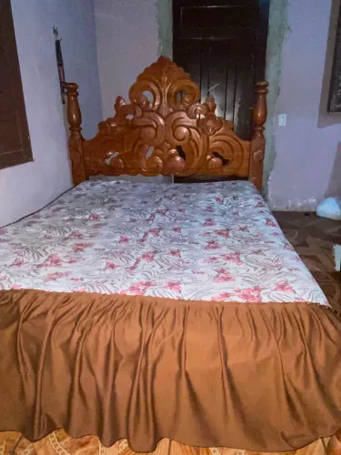Vendo cama de casal de madeira com colchão pra vender logo.