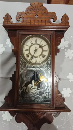 Relógio antigo CHELSEA CLOCK CO. Boston USA - GINGERBREAD vidro pintado 1900 COLECIONADOR